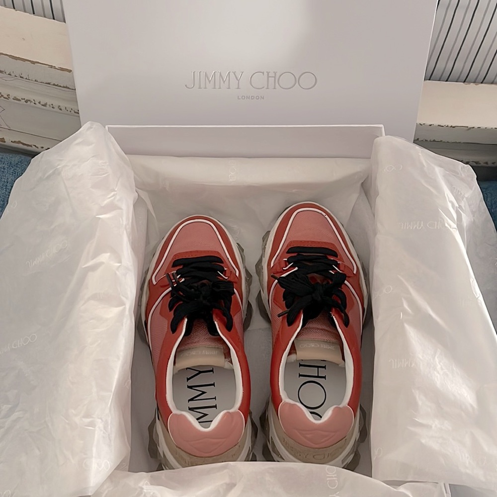 Pre owned jimmy choo sneaker. Very good condition with box